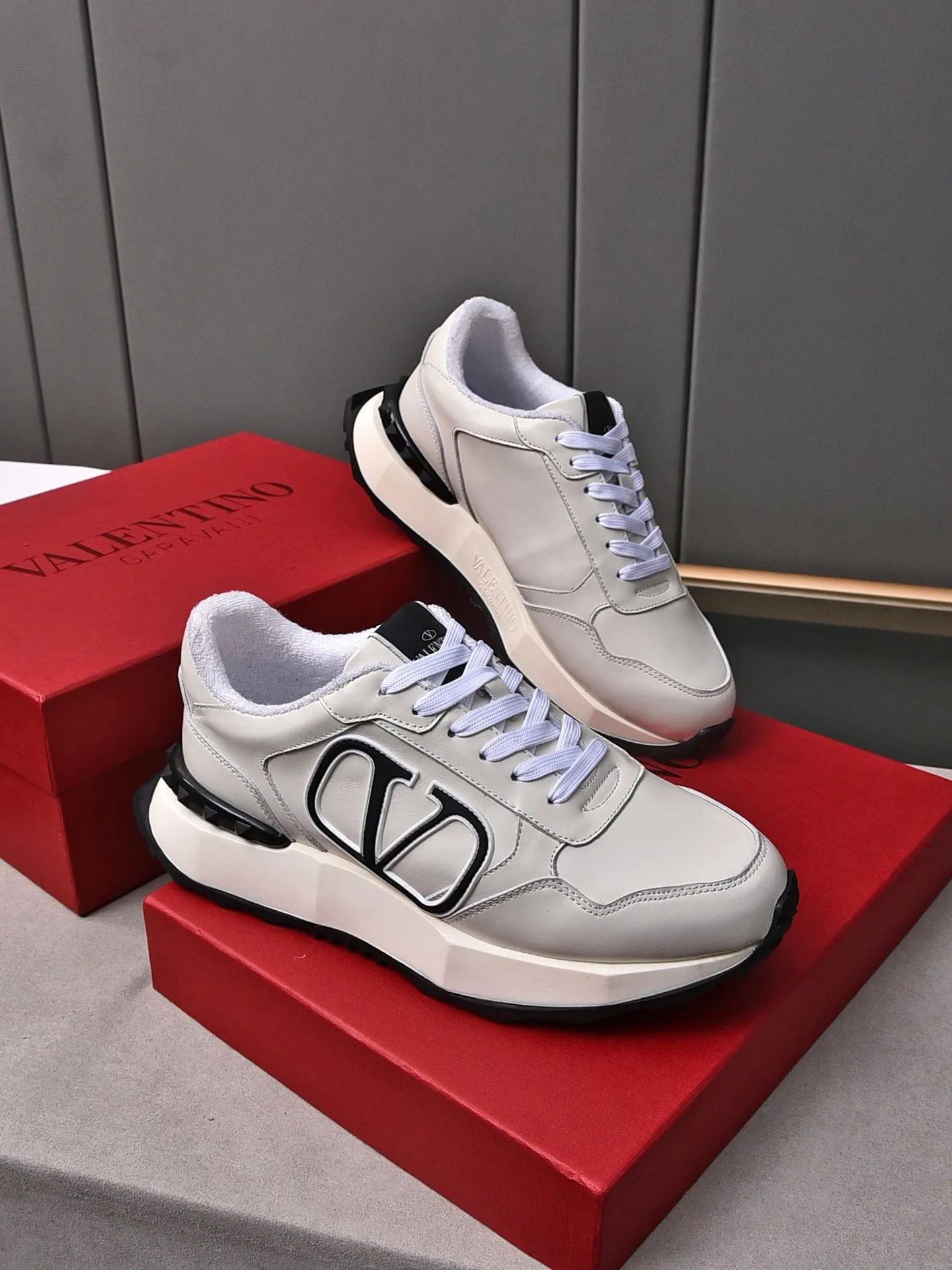 Men's men's shoes 💰560❣️🔺Valentino🔺Valentino New casual shoes Forrest Gump shoes Sports shoes ☑️ The latest popular models on the catwalk, the same style worn by Yang Yang, Zhang Yixing, Guan Xiaotong and many other stars. The upper is glued and embossed with craftsmanship. The oversized LG shows luxury and domineering. It is so beautiful that it is so handsome that it shows a different casualness and fashion. It is a must-have for men‼ ️Material: Original custom-made first-layer cowhide for the upper. Lining: High-density breathable terry cloth. Outsole: Original molded steel-stamped foam combination sole Size: Male 39~44 (45 is custom-made and non-returnable) Full set of counter original packaging